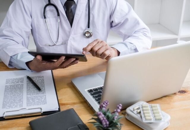 A Importância de Acompanhamento Médico Regular para Pacientes com Alzheimer