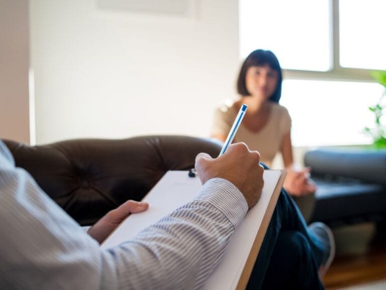 Como a Psicoterapia Pode Melhorar a Saúde Mental de Idosos Solitários