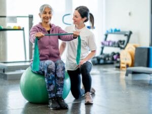 Como o Pilates Pode Ajudar na Prevenção de Quedas em Idosos