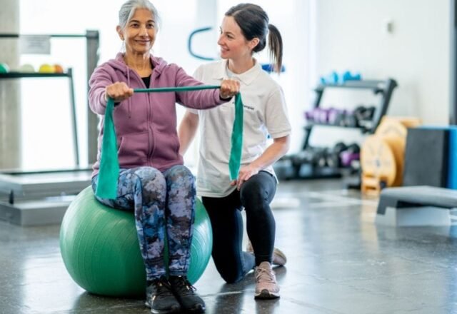 Como o Pilates Pode Ajudar na Prevenção de Quedas em Idosos