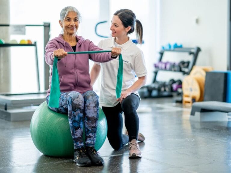 Como o Pilates Pode Ajudar na Prevenção de Quedas em Idosos