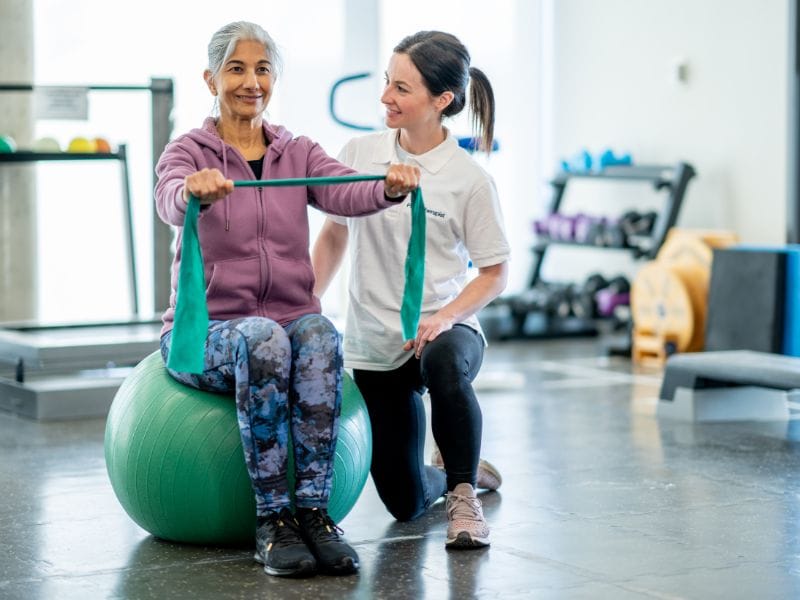 Como o Pilates Pode Ajudar na Prevenção de Quedas em Idosos