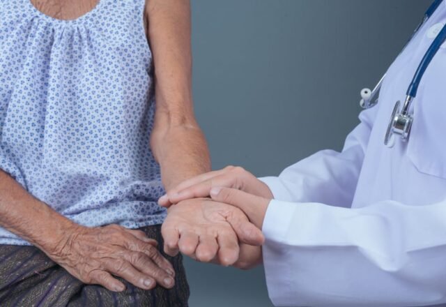 Quedas em idosos: como prevenir e quando procurar um geriatra em Florianópolis